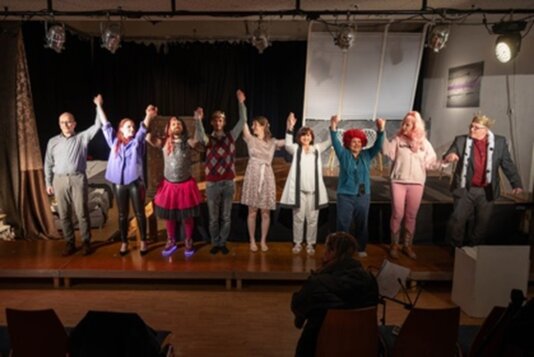 Das gesamte Ensemble der Vorstellung verbeugt sich auf den Bühne